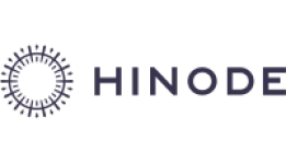 Logo circular da Hinode acompanhado pelo nome da marca com letras na cor roxa.