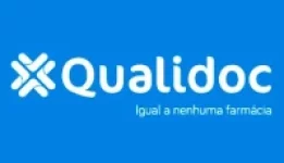 Logo Qualidoc acompanhado no nome da marca e da frase: igual a nenhuma farmácia todos na cor branca sobre um fundo azul claro.