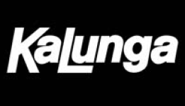 Logo Kalunga com o nome da marca na cor branca sobre um fundo na cor preta.