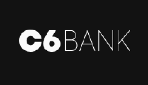 Logo C6 Bank com o nome da empresa na cor branca sobre um fundo na cor preta.