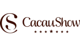 Logo Cacau Show apresentando a letra "S" dentro de um semicírculo seguido pelo nome da marca em letras cursivas sobre 5 estrelas. Todos os elementos do logo estão na cor marrom.