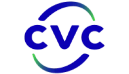 Logo com as letras "CVC" em azul escuro e dois arcos curvos, um acima e outro abaixo das letras. Esses arcos são azuis nas extremidades e gradualmente se tornam verdes no meio.