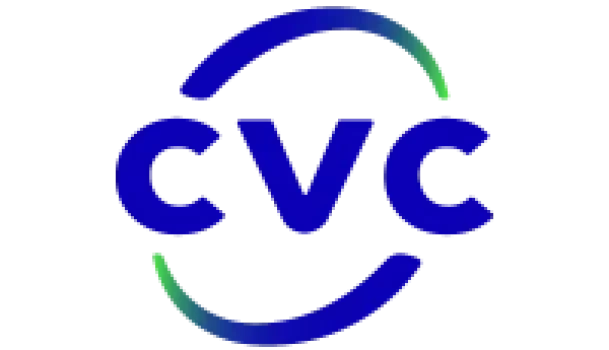 Logo com as letras "CVC" em azul escuro e dois arcos curvos, um acima e outro abaixo das letras. Esses arcos são azuis nas extremidades e gradualmente se tornam verdes no meio.