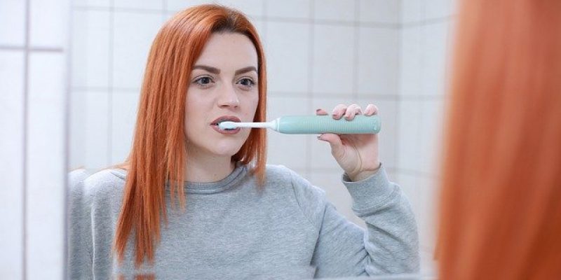 Saiba como manter seus dentes sempre brancos e saudáveis gastando pouco