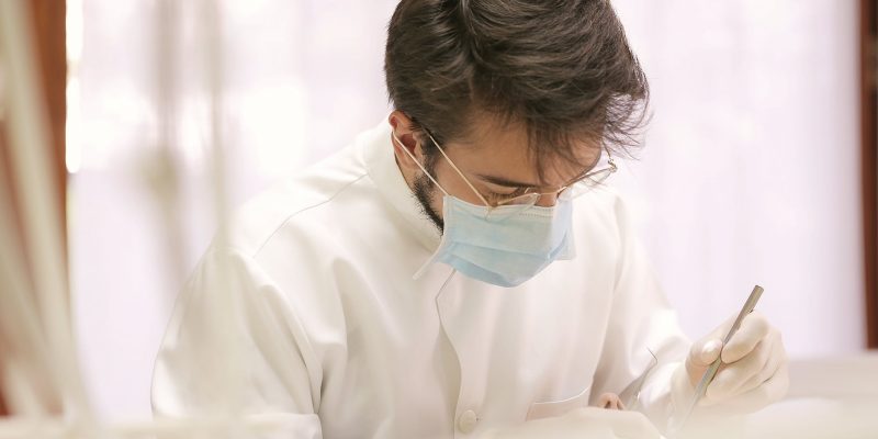 Como escolher um bom dentista sem pagar caro?